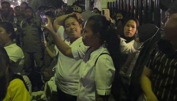 Isak Tangis Warnai Demo TKS Nakes Di Malam Hari, Menanti Jawaban Yang Tak Pasti