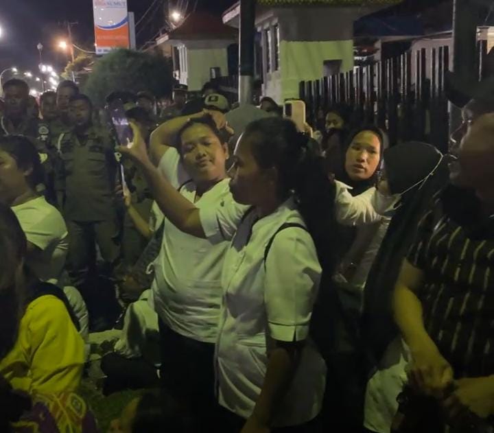 Isak Tangis Warnai Demo TKS Nakes Di Malam Hari, Menanti Jawaban Yang Tak Pasti