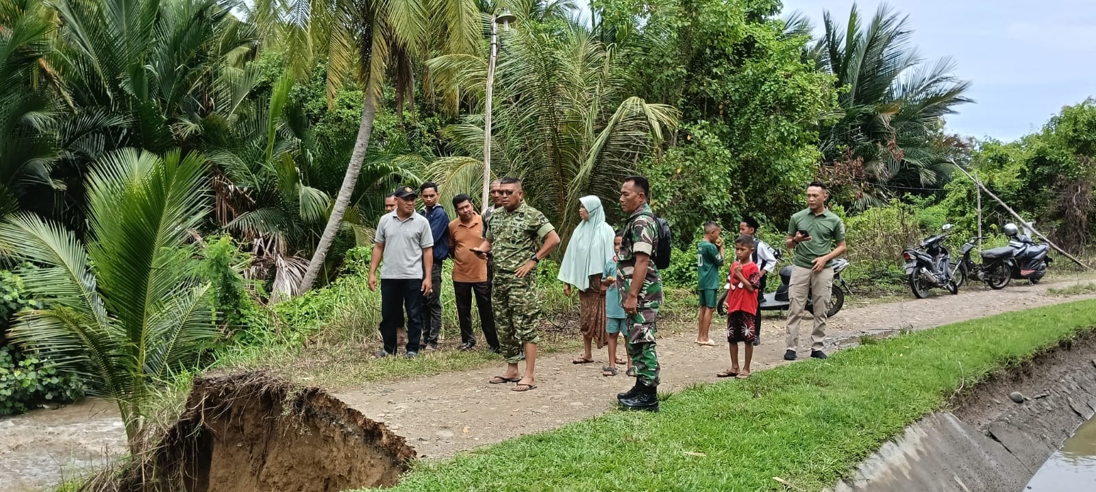 Danrem Lilawangsa Tinjau Tanggul Jebol Di Bireuen, Kerahkan Personel Bantu Warga