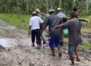 Jalan Rusak, Warga Gotong Jenazah Pakai Sarung