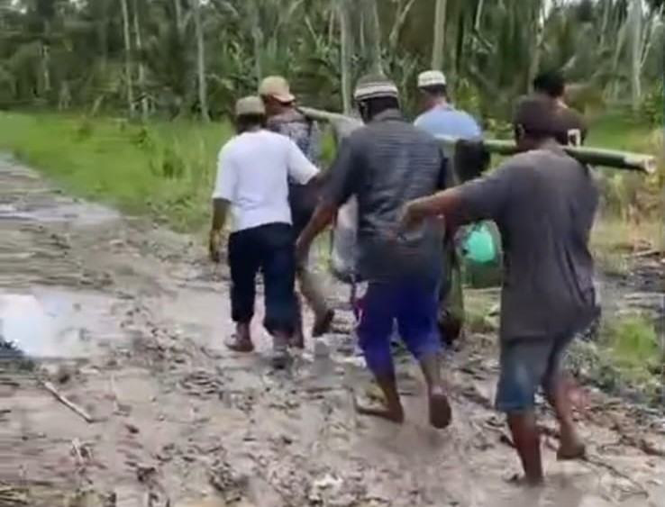 Jalan Rusak, Warga Gotong Jenazah Pakai Sarung