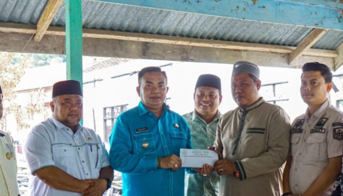 Bupati Agara Serahkan Bantuan Korban Kebakaran