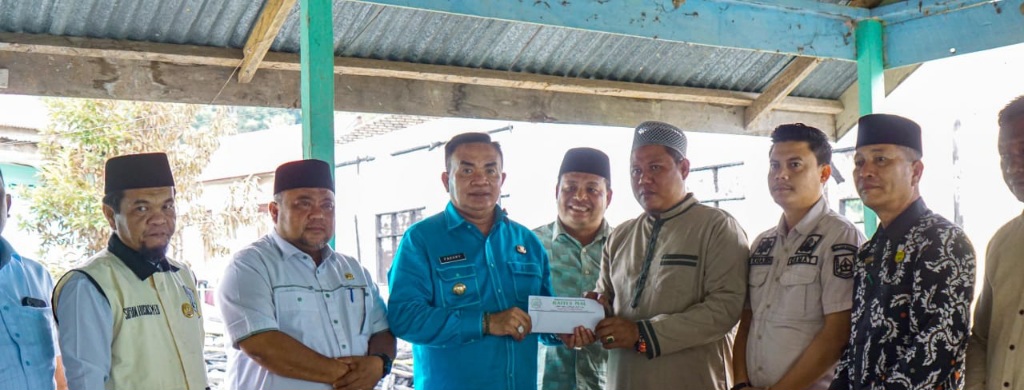 Bupati Agara Serahkan Bantuan Korban Kebakaran