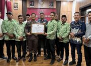 Kajari Munawal Terima Penghargaan Dari APDESI