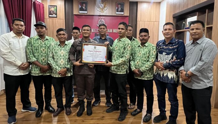 Kajari Munawal Terima Penghargaan Dari APDESI