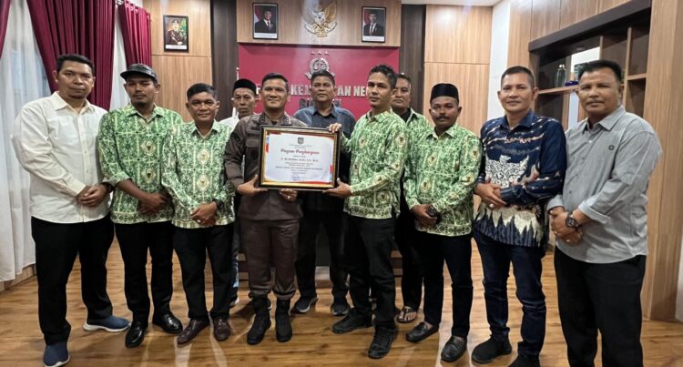 Kajari Munawal Terima Penghargaan Dari APDESI