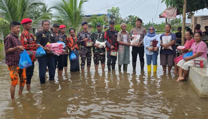 Dari Pintu Ke Pintu, Nurchinta Salurkan Bantuan Banjir