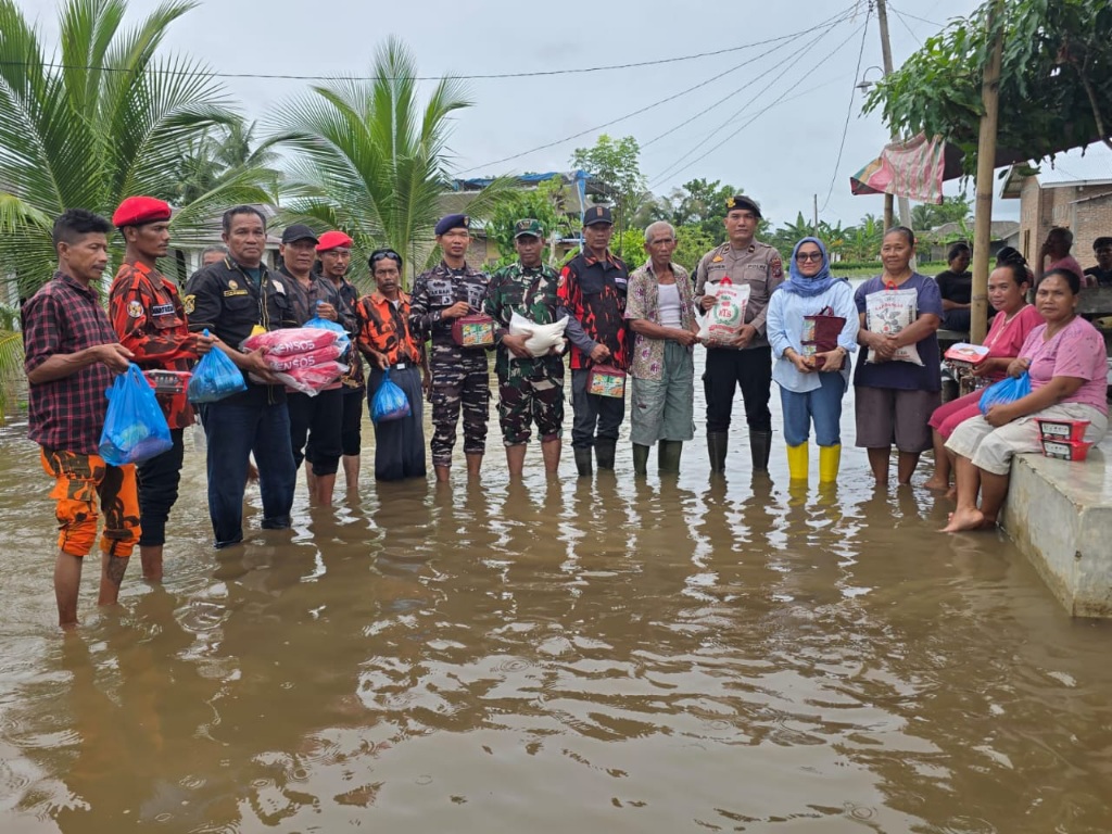 Dari Pintu Ke Pintu, Nurchinta Salurkan Bantuan Banjir