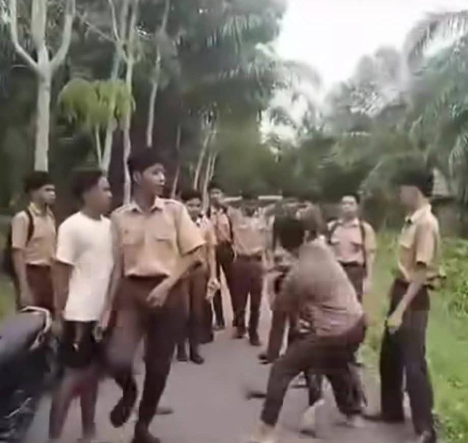 Viral, Pelajar Aniaya Dan Bully Pelajar SMA Di Langkat