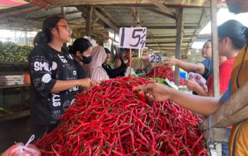 Harga cabai merah di salah satu pasar tradisional di Deliserdang dijual Rp15.000 per 1/4 kg.