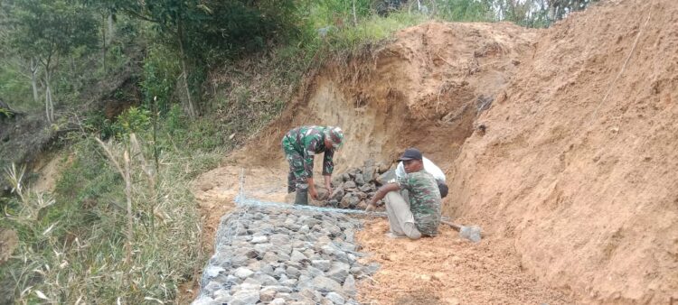 Antisipasi Longsor, Satgas TMMD Rampungkan Beronjong Di Desa Reje Guru
