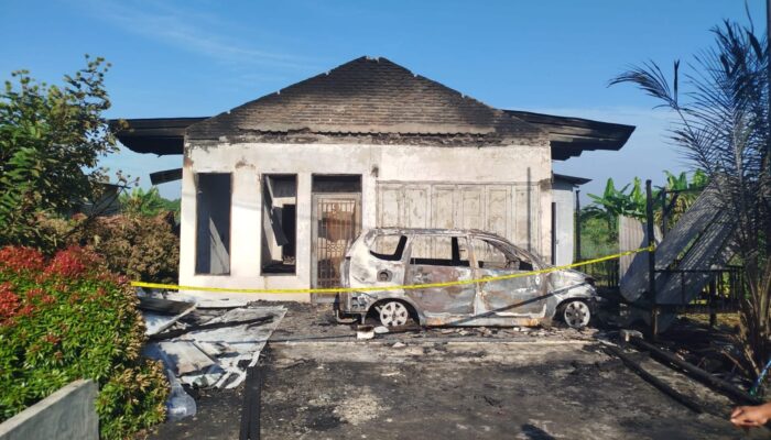 Rumah Bidan Ludes Terbakar, Seorang Mahasiswi Tewas, Mobil Dan Motor Hangus