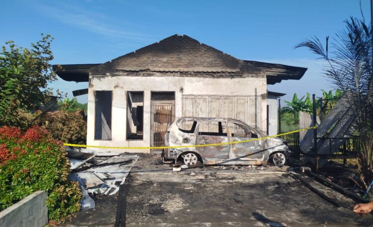 Rumah Bidan Ludes Terbakar, Seorang Mahasiswi Tewas, Mobil Dan Motor Hangus
