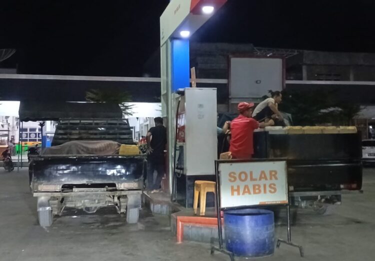 Solar Ilegal Di Negeri Emas, Kisah Antrean Subuh Di Pidie