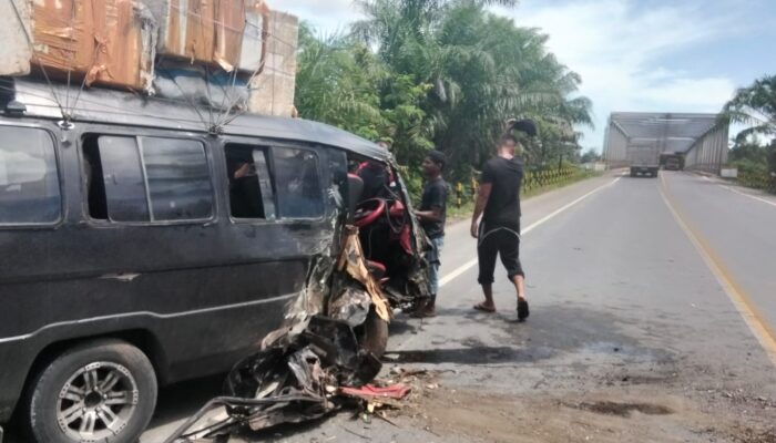 Oleng, Mobil L300 Tabrak Truk Tronton Di Rantau Selamat