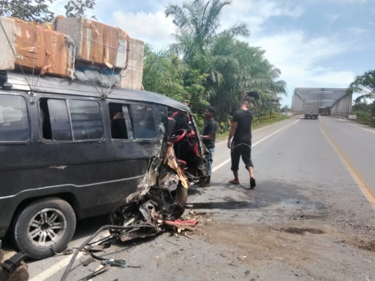Oleng, Mobil L300 Tabrak Truk Tronton Di Rantau Selamat