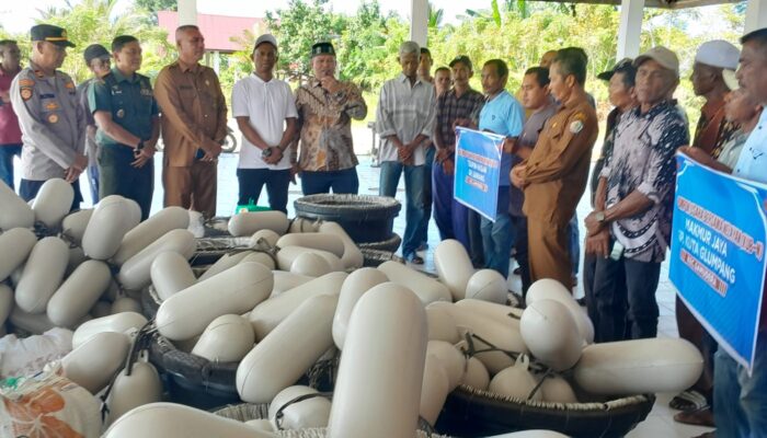 Bupati Dan Anggota DPRK Aceh Utara Bantu Alat Tangkap Untuk 40 Nelayan Tradisional
