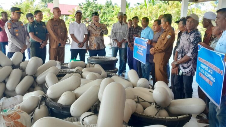 Bupati Dan Anggota DPRK Aceh Utara Bantu Alat Tangkap Untuk 40 Nelayan Tradisional