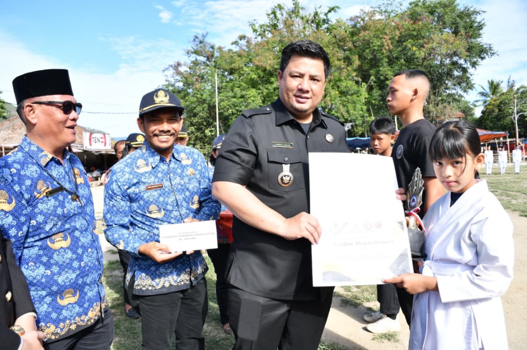 Bupati Samosir Serahkan Penghargaan Kepada Atlet Berprestasi