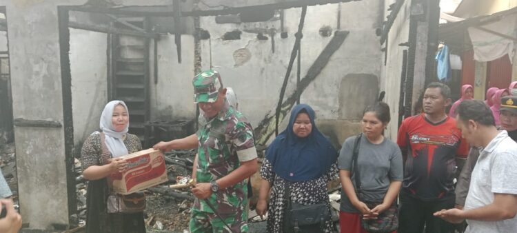 Dandim 0108 Dan Kapolres Agara Serahkan Bantuan Korban Kebakaran Pasar Terpadu Pajak Pagi