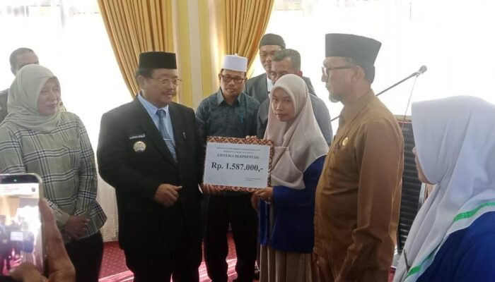 Salurkan Bantuan Belajar Mahasiswa, Bupati Ingatkan Jangan Salah Sasaran