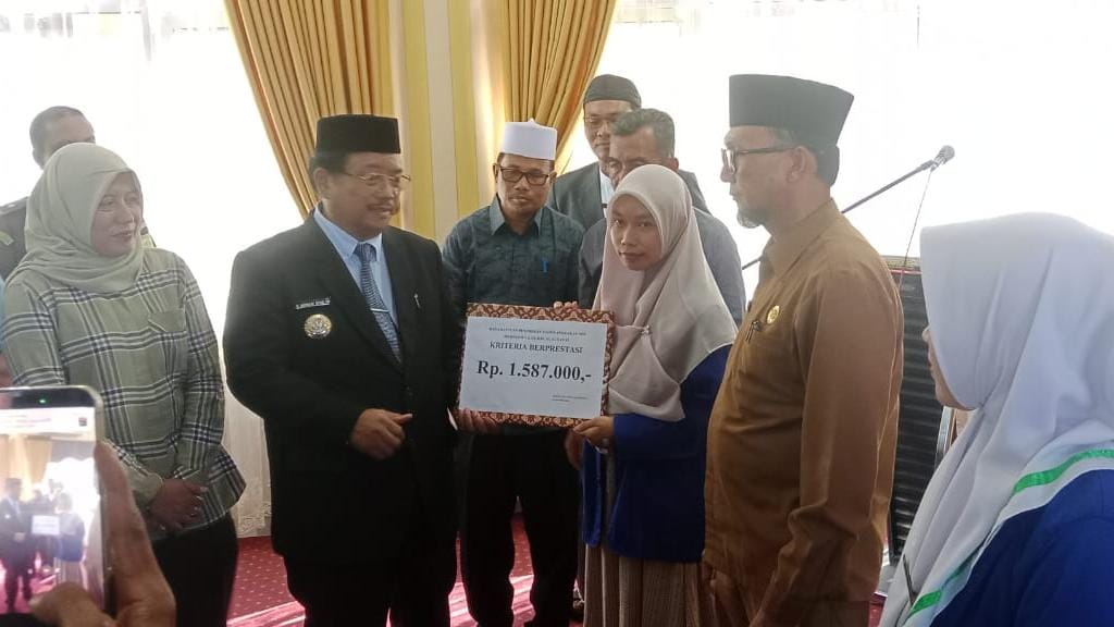 Salurkan Bantuan Belajar Mahasiswa, Bupati Ingatkan Jangan Salah Sasaran