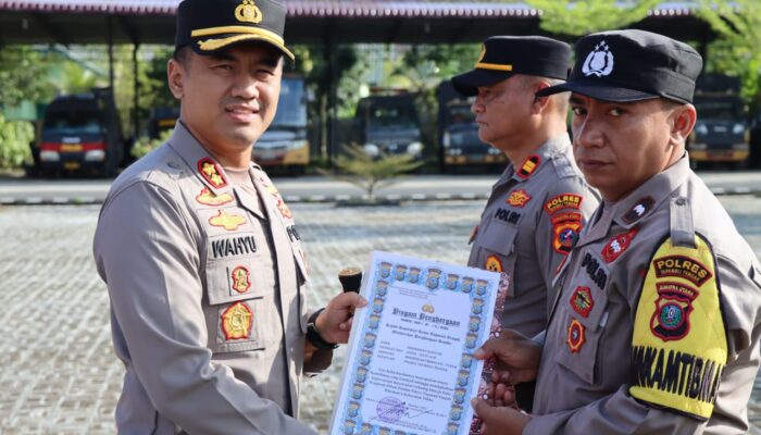 Tiga Personel Polri Berdedikasi Dan Berprestasi Raih Penghargaan Kapolres Tapteng