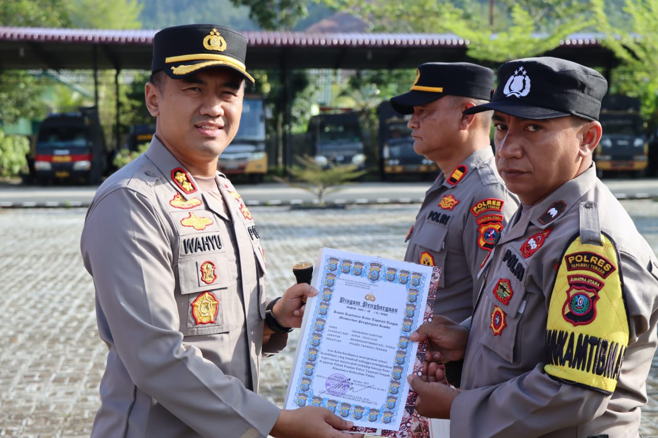 Tiga Personel Polri Berdedikasi Dan Berprestasi Raih Penghargaan Kapolres Tapteng