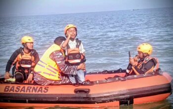 Tabur Bunga Dan Azan Si Bungsu Mengiringi Pencarian Terakhir Sang Ayah