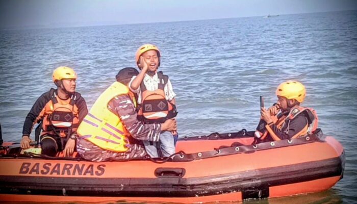 Tabur Bunga Dan Azan Si Bungsu Mengiringi Pencarian Terakhir Sang Ayah