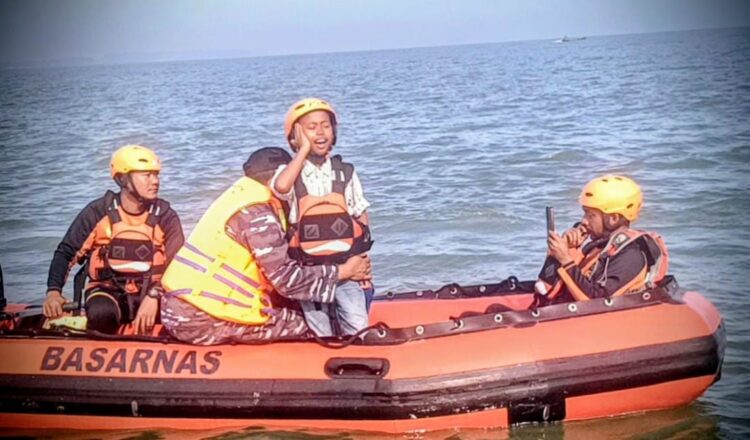 Tabur Bunga Dan Azan Si Bungsu Mengiringi Pencarian Terakhir Sang Ayah