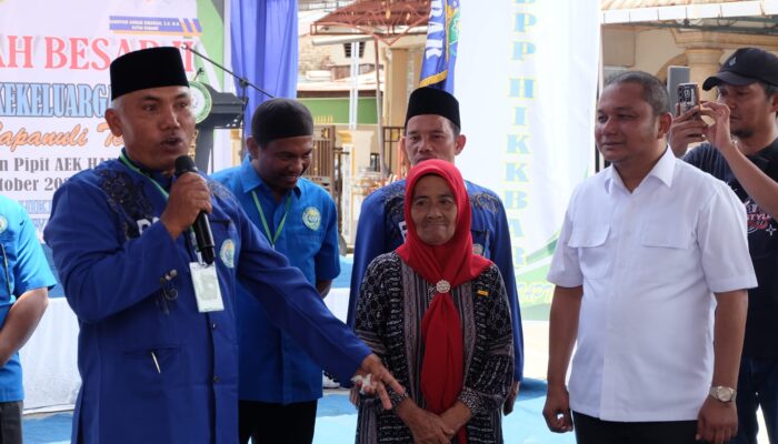 Bakhtiar Ahmad Sibarani Berangkatkan Dua Warga HIKKBAR Umrah Saat Mubes II