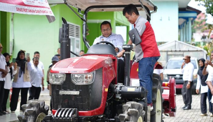 Dorong Produktivitas Petani, Wali Kota Sabang Serahkan Traktor Roda Empat