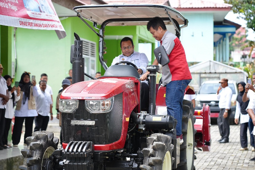 Dorong Produktivitas Petani, Wali Kota Sabang Serahkan Traktor Roda Empat