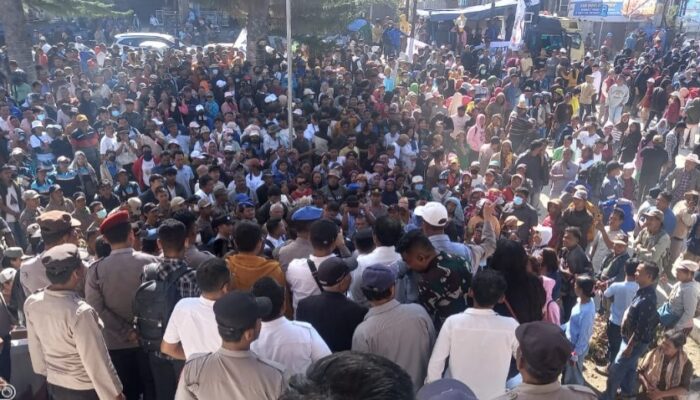 Minta Ephorus HKBP Klarifikasi Statemen Bernuansa Provokasi, Ribuan Masyarakat Mitra TPL Unjuk Rasa Ke DPRD Taput