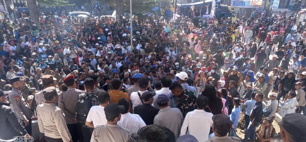 Minta Ephorus HKBP Klarifikasi Statemen Bernuansa Provokasi, Ribuan Masyarakat Mitra TPL Unjuk Rasa Ke DPRD Taput