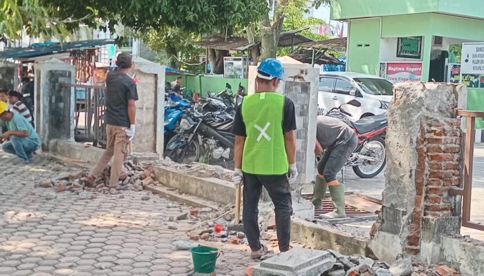 Pagar Alun-Alun Panyabungan “Dirusak”, Warga Pertanyakan
