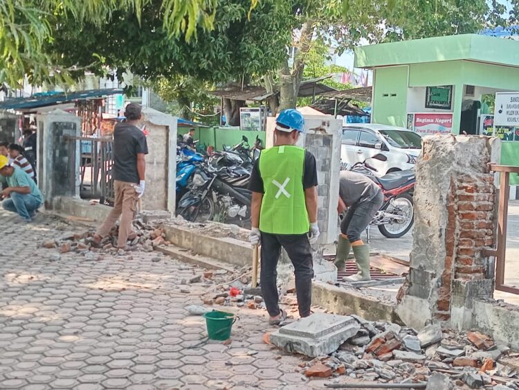 Pagar Alun-Alun Panyabungan “Dirusak”, Warga Pertanyakan