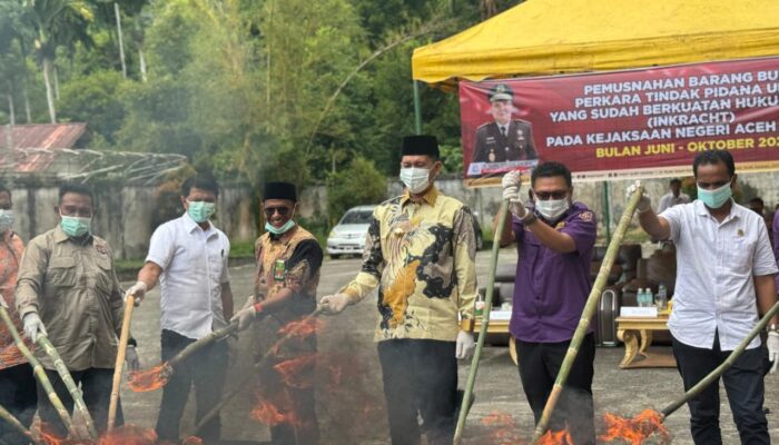 Kejari Aceh Selatan Musnahkan Barang Bukti Inkracht