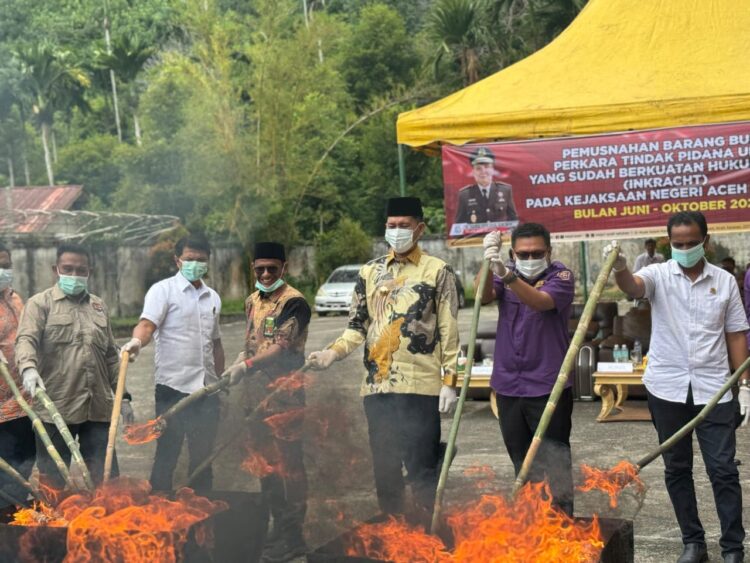 Kejari Aceh Selatan Musnahkan Barang Bukti Inkracht