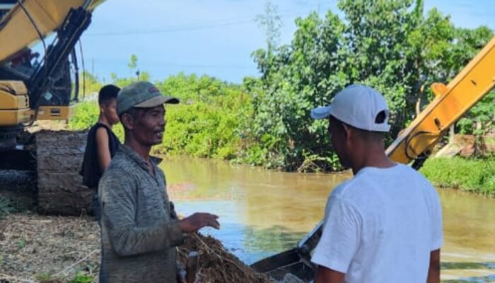 Wakil Ketua Komisi II DPRK Aceh Utara Bersama 7 Keuchik Normalisasi Saluran Alue Sunteng