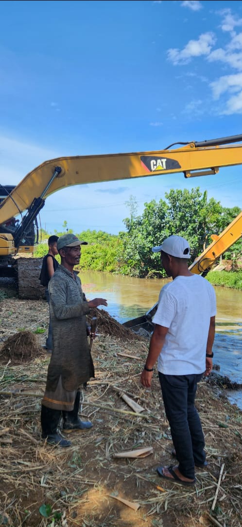 Wakil Ketua Komisi II DPRK Aceh Utara Bersama 7 Keuchik Normalisasi Saluran Alue Sunteng