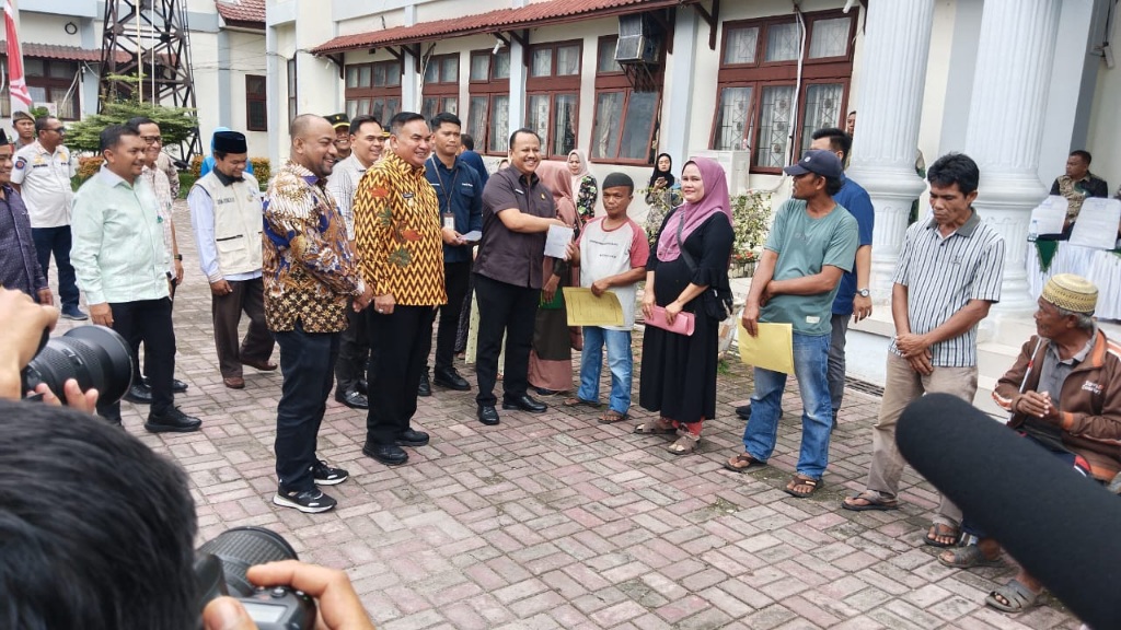 Bank Aceh Salurkan Zakat, Bupati Agara Apresiasi Dukungan Dinas Koperasi