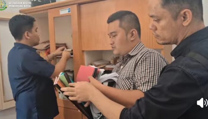 Kejari Madina Geledah Kantor Camat, Kades Dan Rumah Mantan Kades