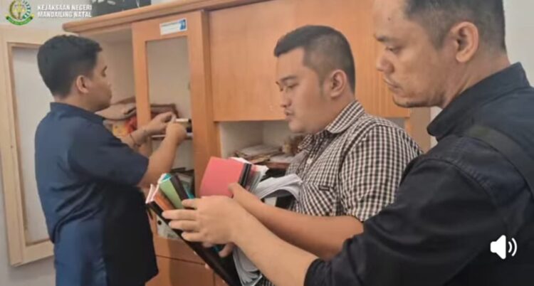 Kejari Madina Geledah Kantor Camat, Kades Dan Rumah Mantan Kades