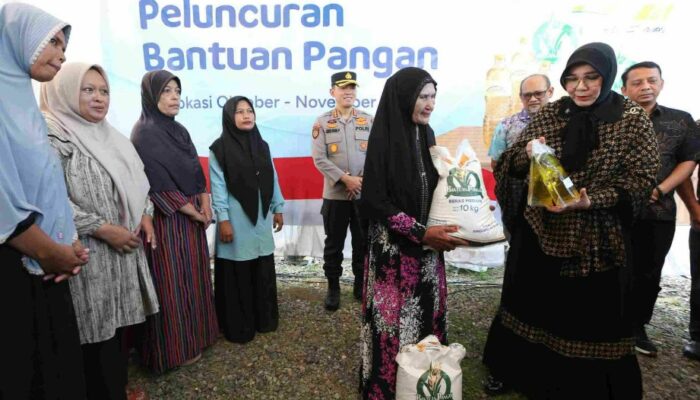Pemko Salurkan Bansos Beras Dan Minyak Goreng, Ini Harapan Illiza