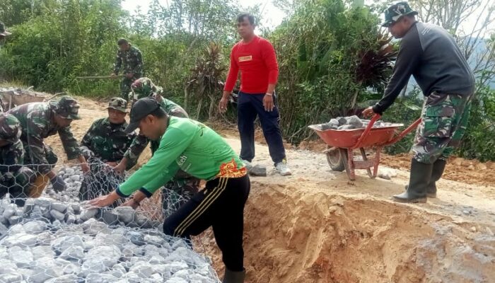 Satgas TMMD Ke-126 Bersama Warga Kebut Pemasangan Batu Beronjong Di Lokasi Sasaran