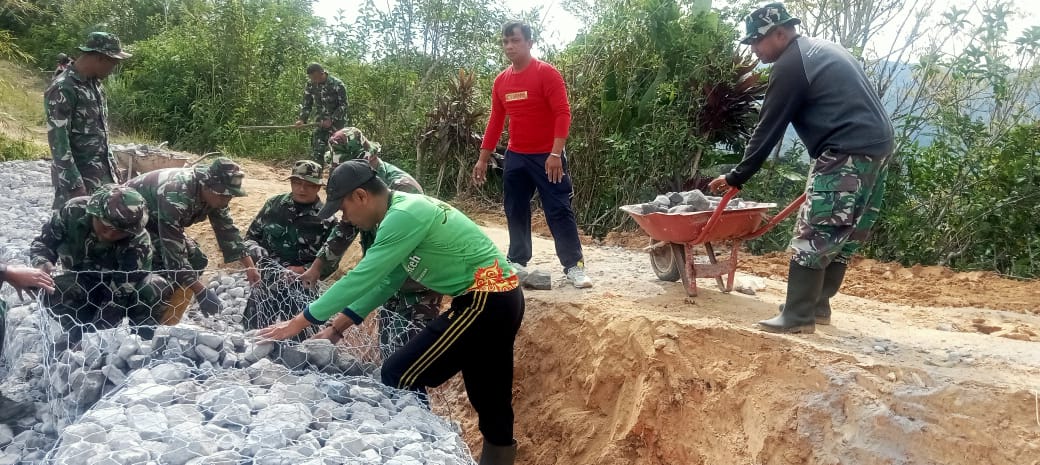 Satgas TMMD Ke-126 Bersama Warga Kebut Pemasangan Batu Beronjong Di Lokasi Sasaran