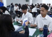 Universitas Deztron Indonesia Gandeng Bank Mandiri Salurkan Buku Tabungan KIP