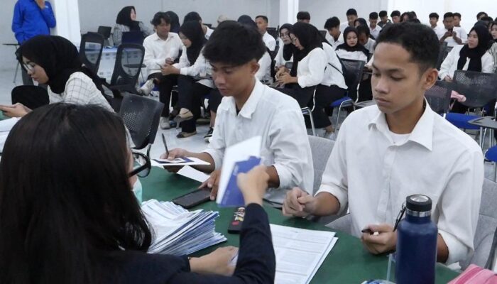 Universitas Deztron Indonesia Gandeng Bank Mandiri Salurkan Buku Tabungan KIP